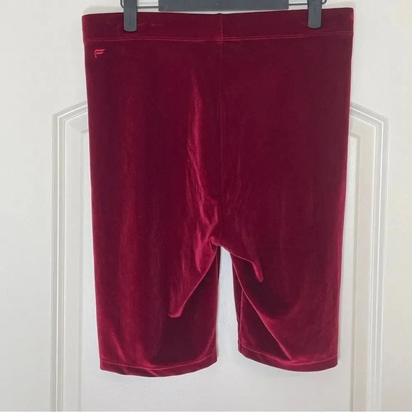 NWT Fabletics High Waisted Velour Bike Short 9" Cherry Burst - Size XL NWT - Picture 2 of 5